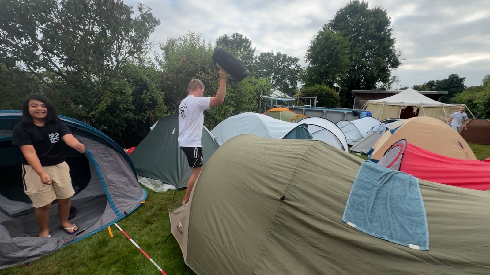Deelnemers bij de tenten op het kampeerterrein