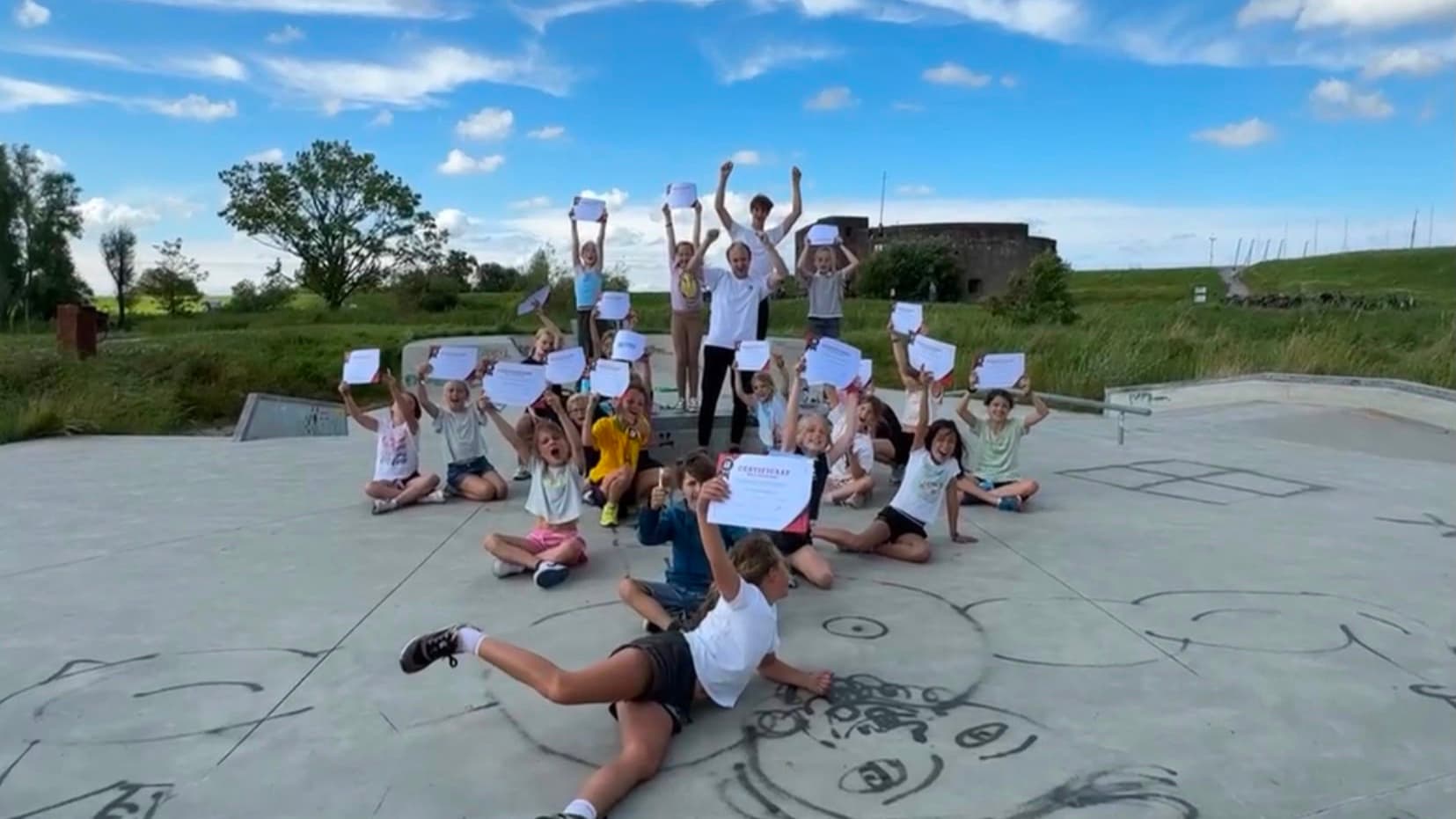 Groep kinderen met certificaten na een freerunningworkshop van ZERO