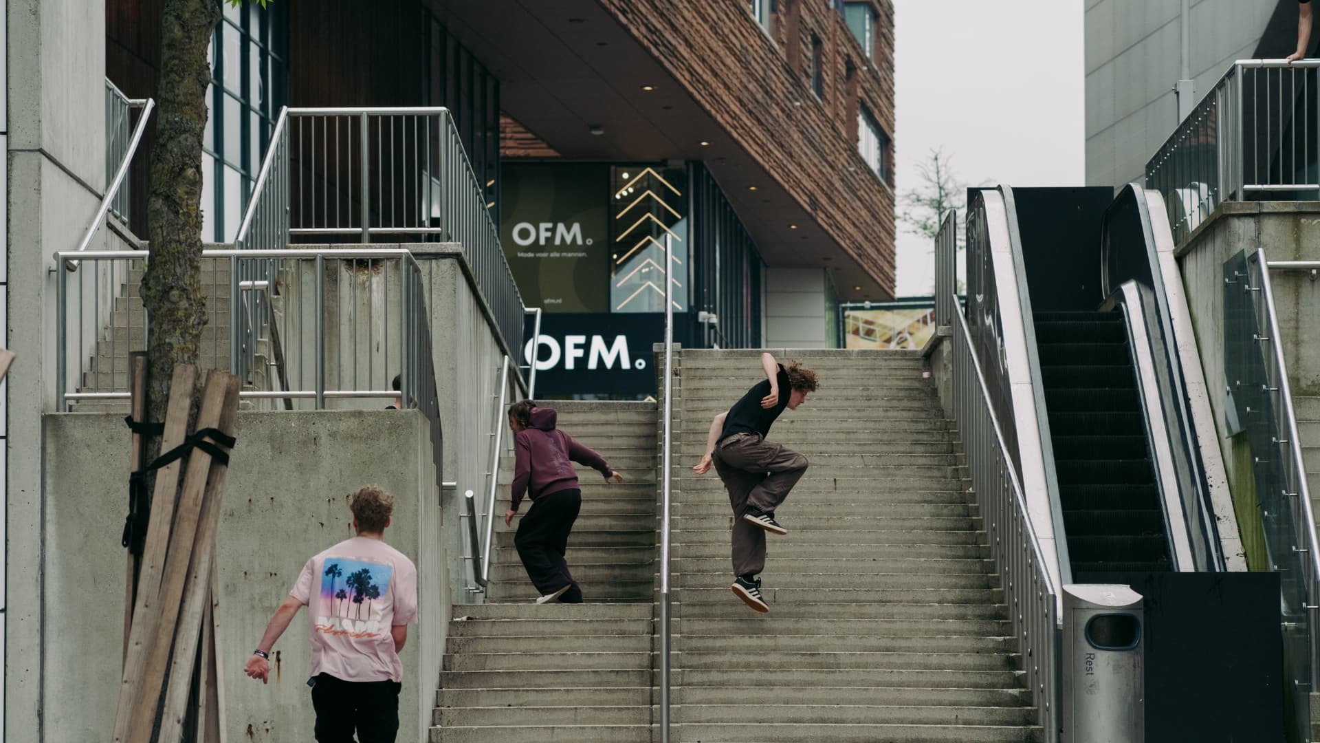 Freerunners trainen op de trappen bij het Lübeckplein in Zwolle